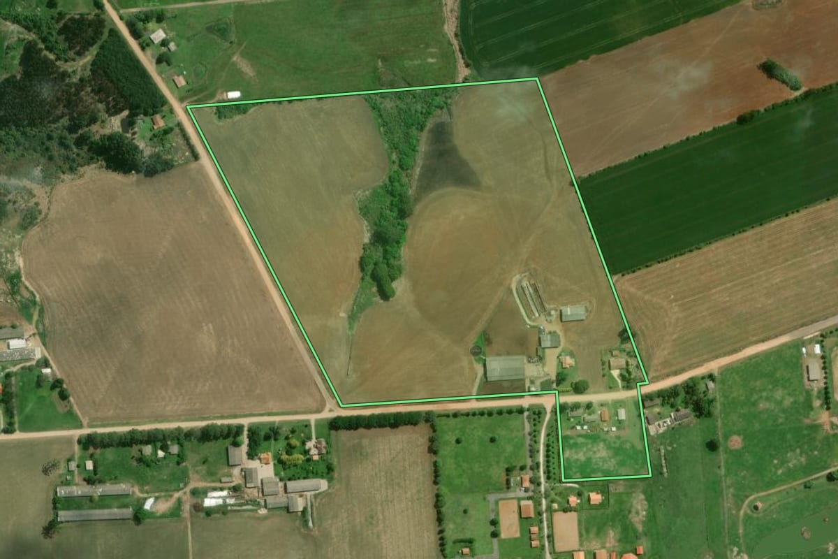 Imagem de satélite do imóvel rural em Palmeira (PR), com o contorno declarado no CAR desenhado por cima.