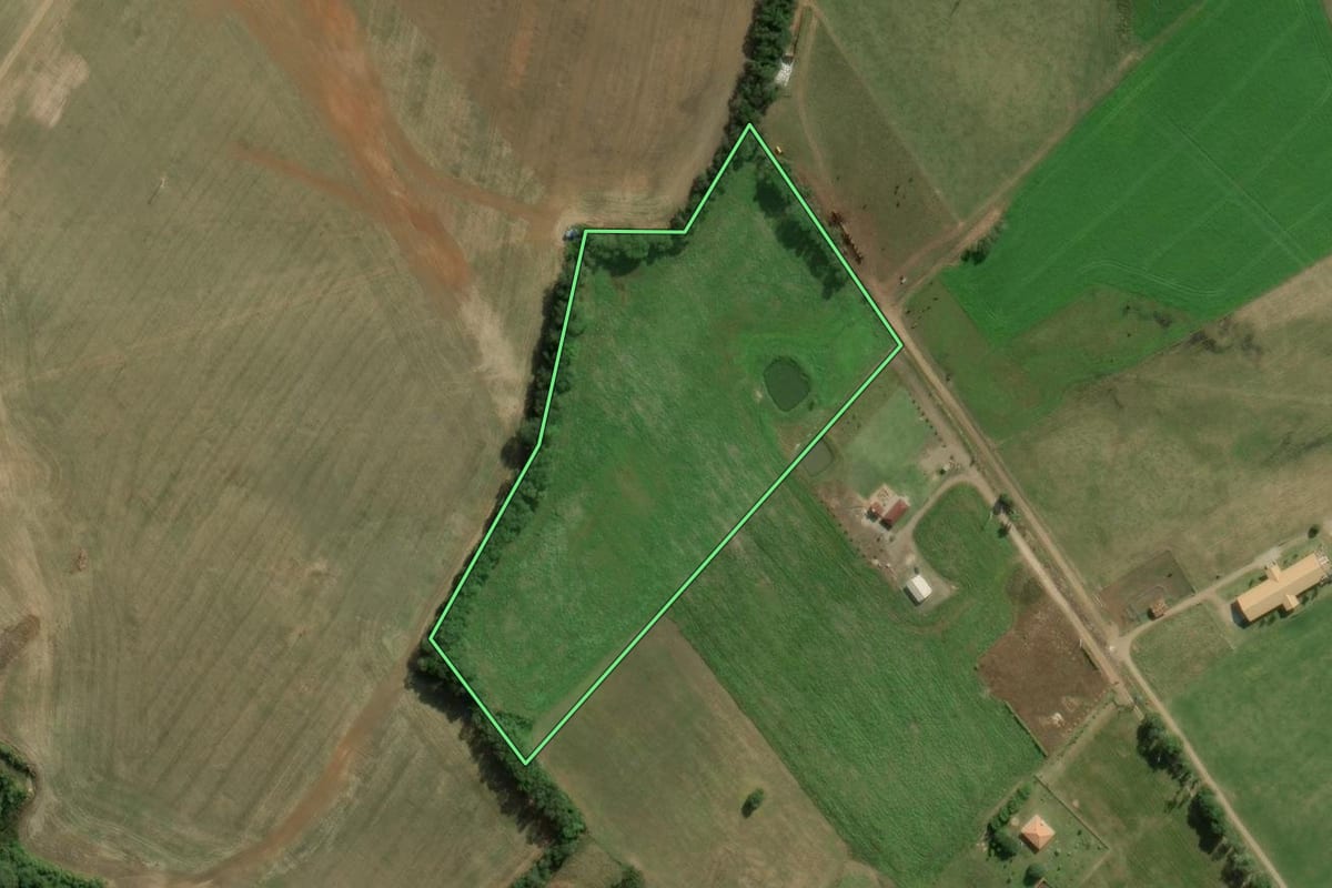 Imagem de satélite do imóvel rural em Palmeira (PR), com o contorno declarado no CAR desenhado por cima.
