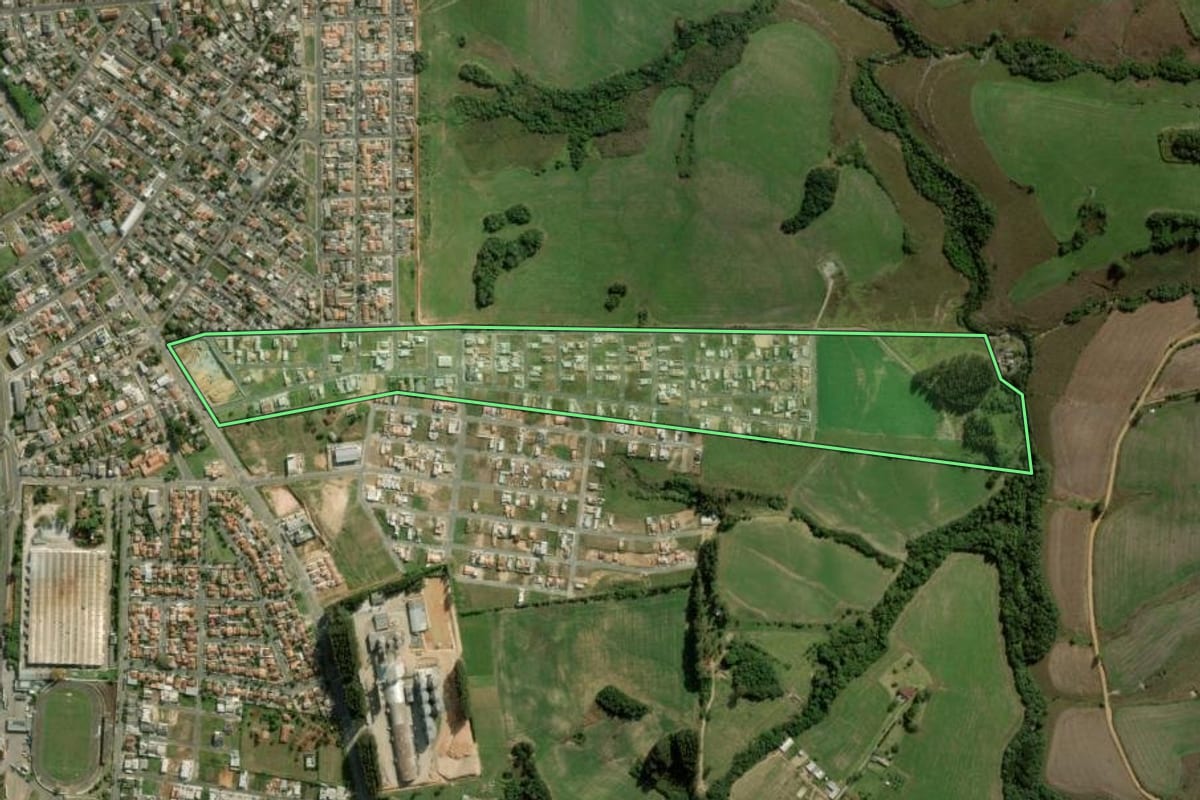 Imagem de satélite do imóvel rural em Palmeira (PR), com o contorno declarado no CAR desenhado por cima.