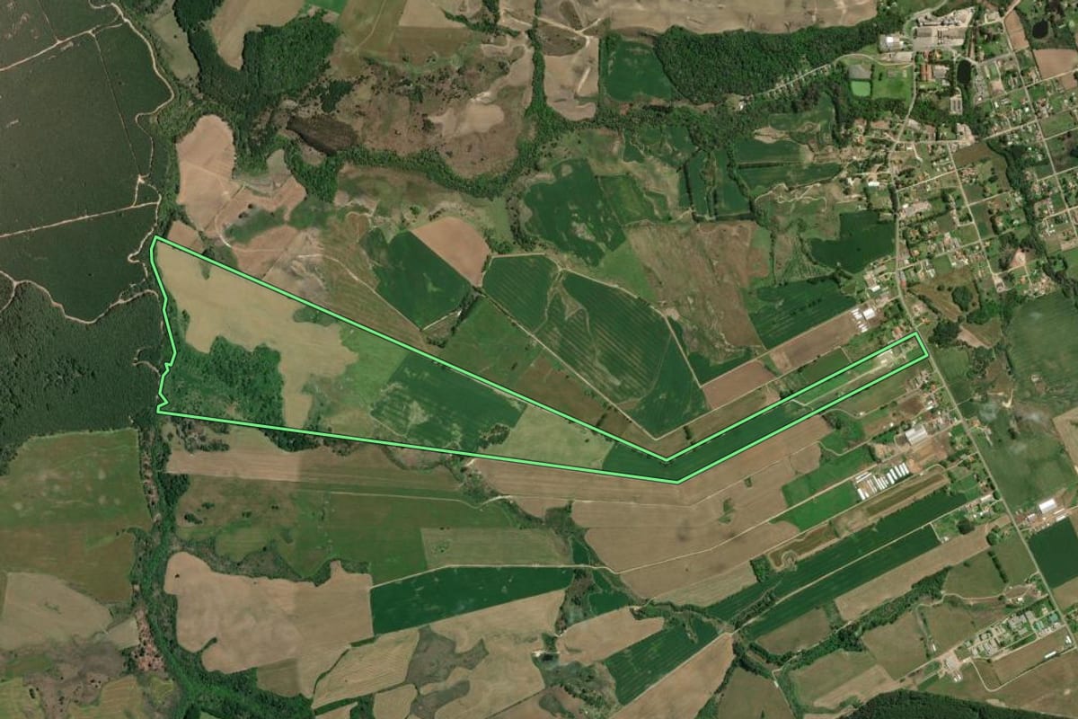 Imagem de satélite do imóvel rural em Palmeira (PR), com o contorno declarado no CAR desenhado por cima.