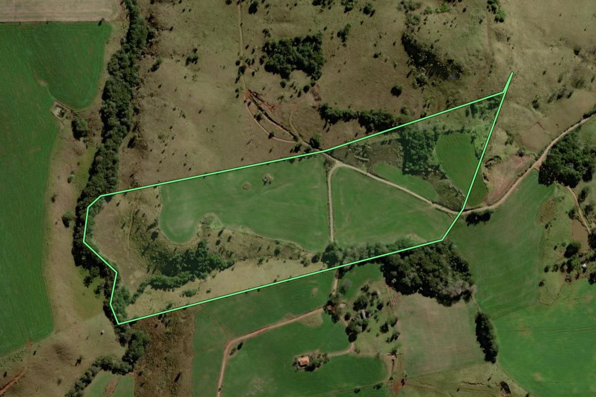 Imagem de satélite do imóvel rural em Palmital (PR), com o contorno declarado no CAR desenhado por cima.