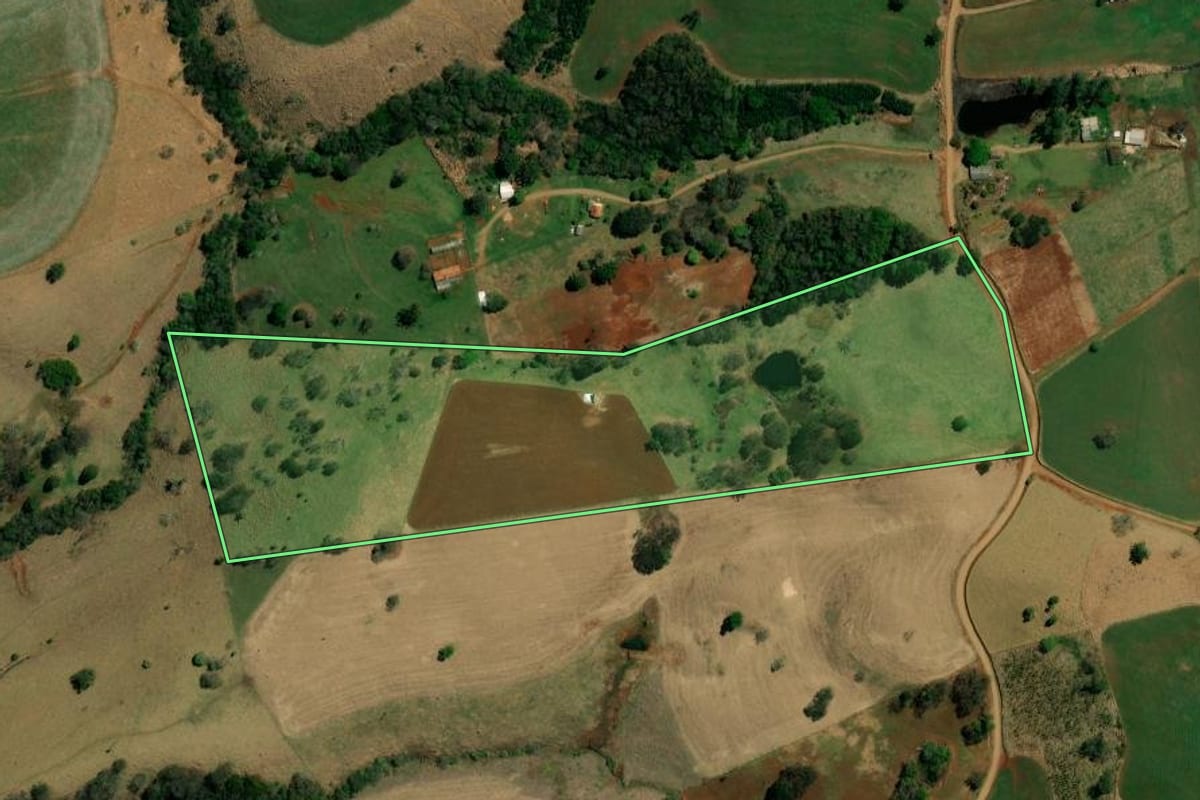 Imagem de satélite do imóvel rural em Palmital (PR), com o contorno declarado no CAR desenhado por cima.