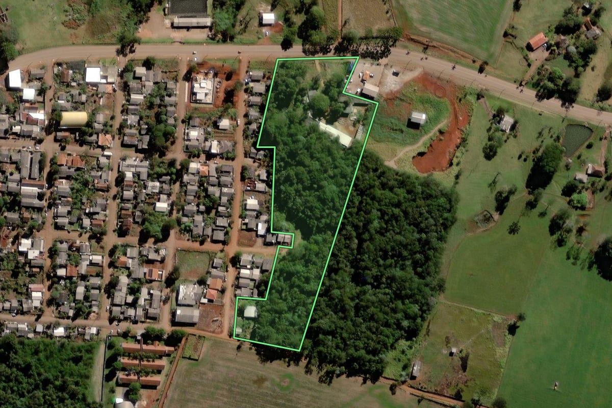 Imagem de satélite do imóvel rural em Palmital (PR), com o contorno declarado no CAR desenhado por cima.