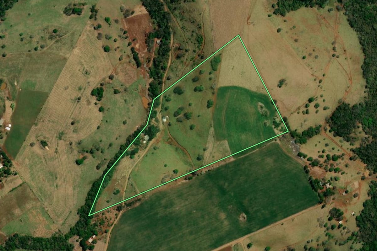 Imagem de satélite do imóvel rural em Palmital (PR), com o contorno declarado no CAR desenhado por cima.