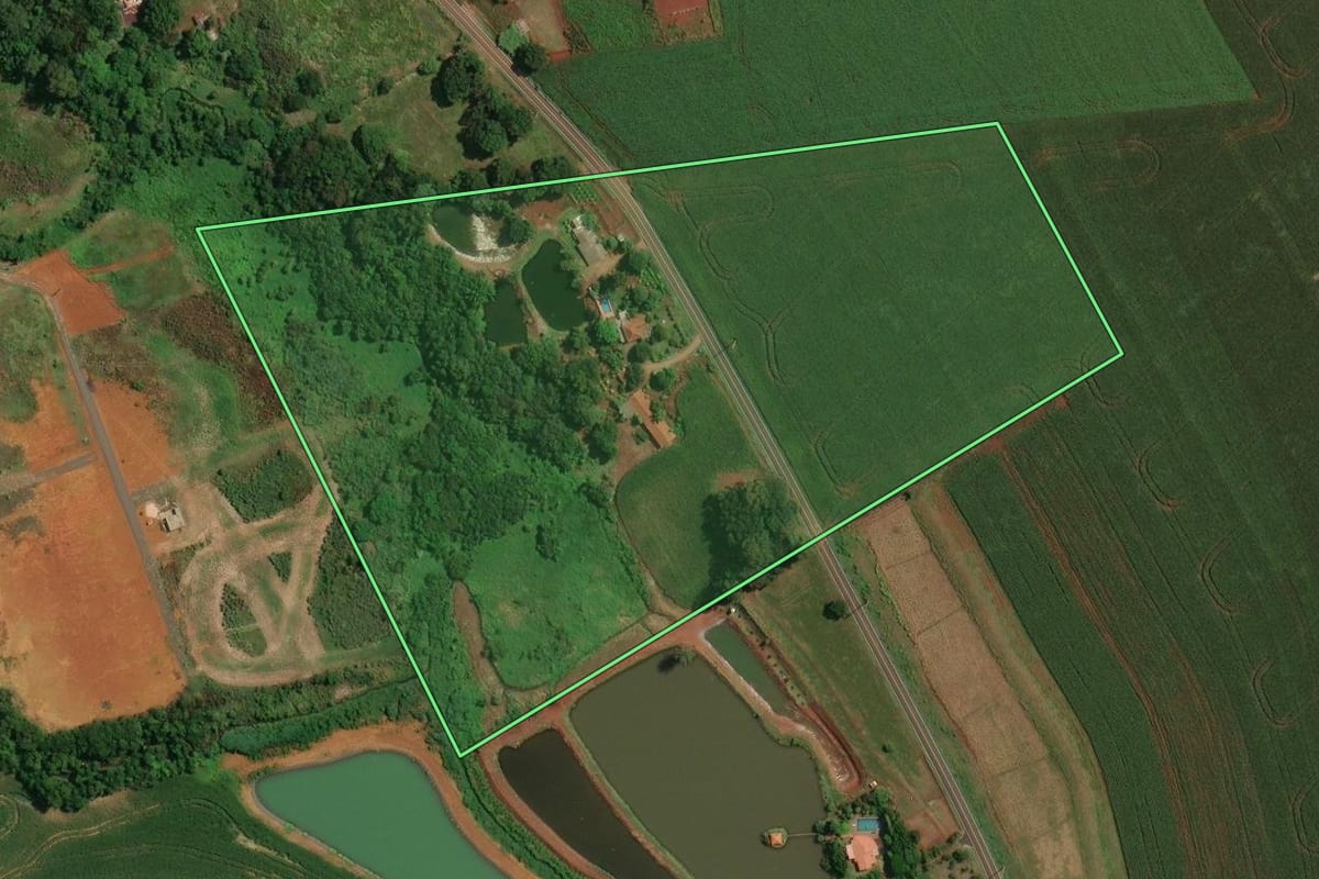 Imagem de satélite do imóvel rural em Palotina (PR), com o contorno declarado no CAR desenhado por cima.