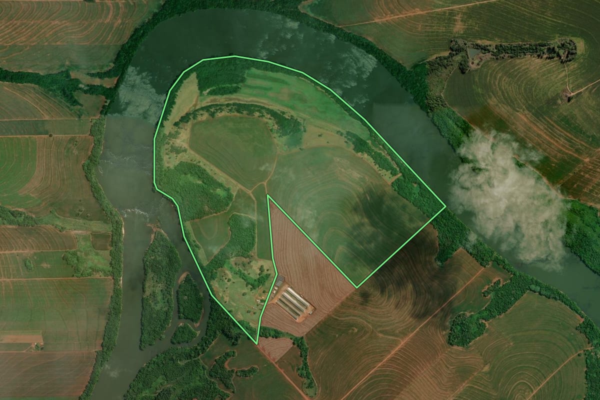 Imagem de satélite do imóvel rural em Palotina (PR), com o contorno declarado no CAR desenhado por cima.