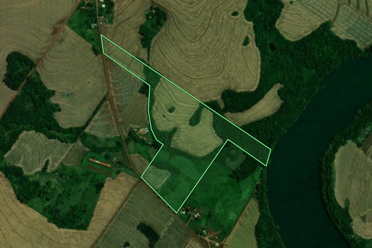 Imagem de satélite do imóvel rural em Palotina (PR), com o contorno declarado no CAR desenhado por cima.
