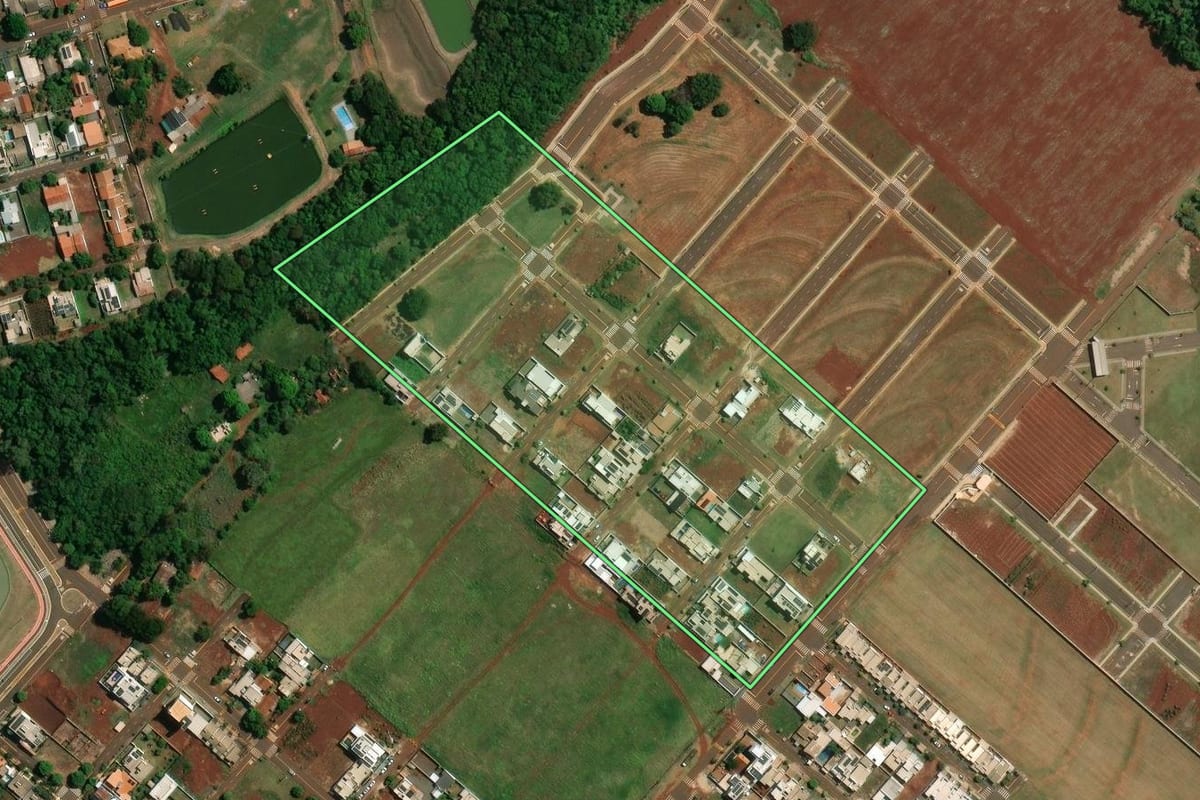 Imagem de satélite do imóvel rural em Palotina (PR), com o contorno declarado no CAR desenhado por cima.