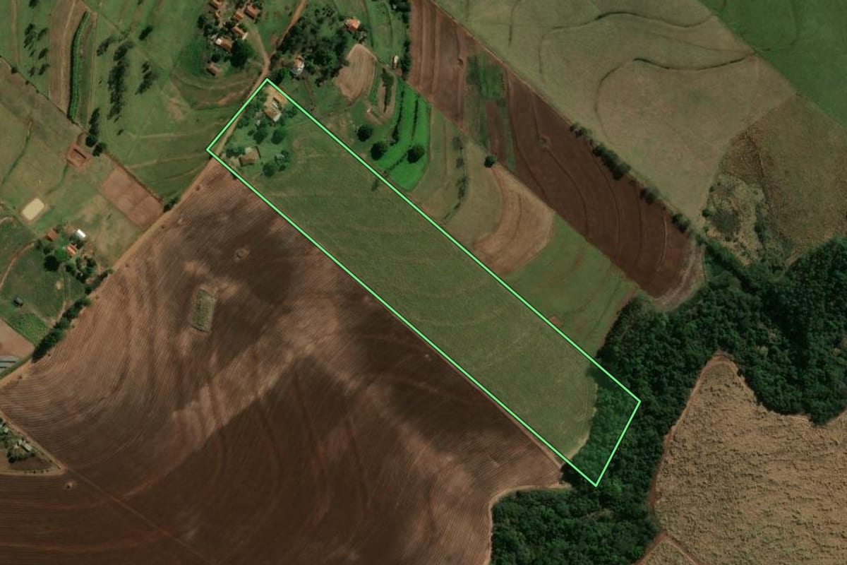 Imagem de satélite do imóvel rural em Paraíso do Norte (PR), com o contorno declarado no CAR desenhado por cima.