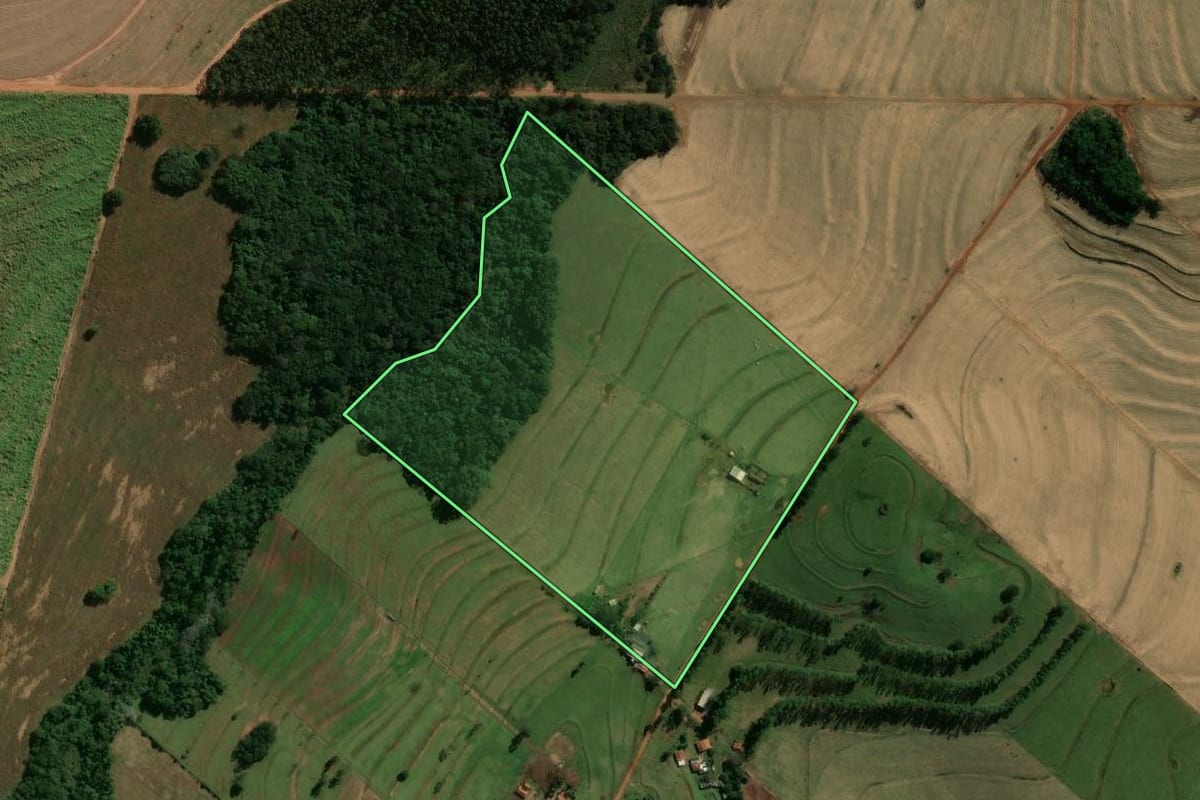 Imagem de satélite do imóvel rural em Paraíso do Norte (PR), com o contorno declarado no CAR desenhado por cima.