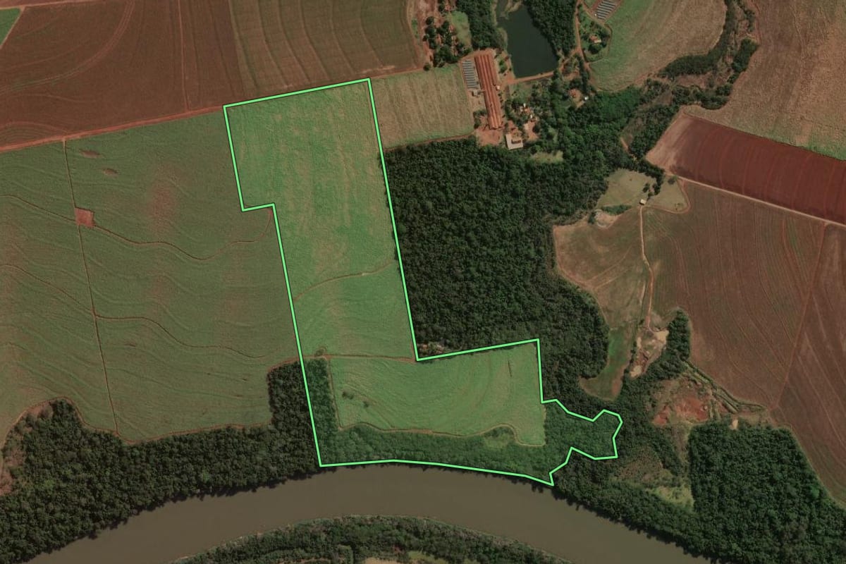 Imagem de satélite do imóvel rural em Paraíso do Norte (PR), com o contorno declarado no CAR desenhado por cima.