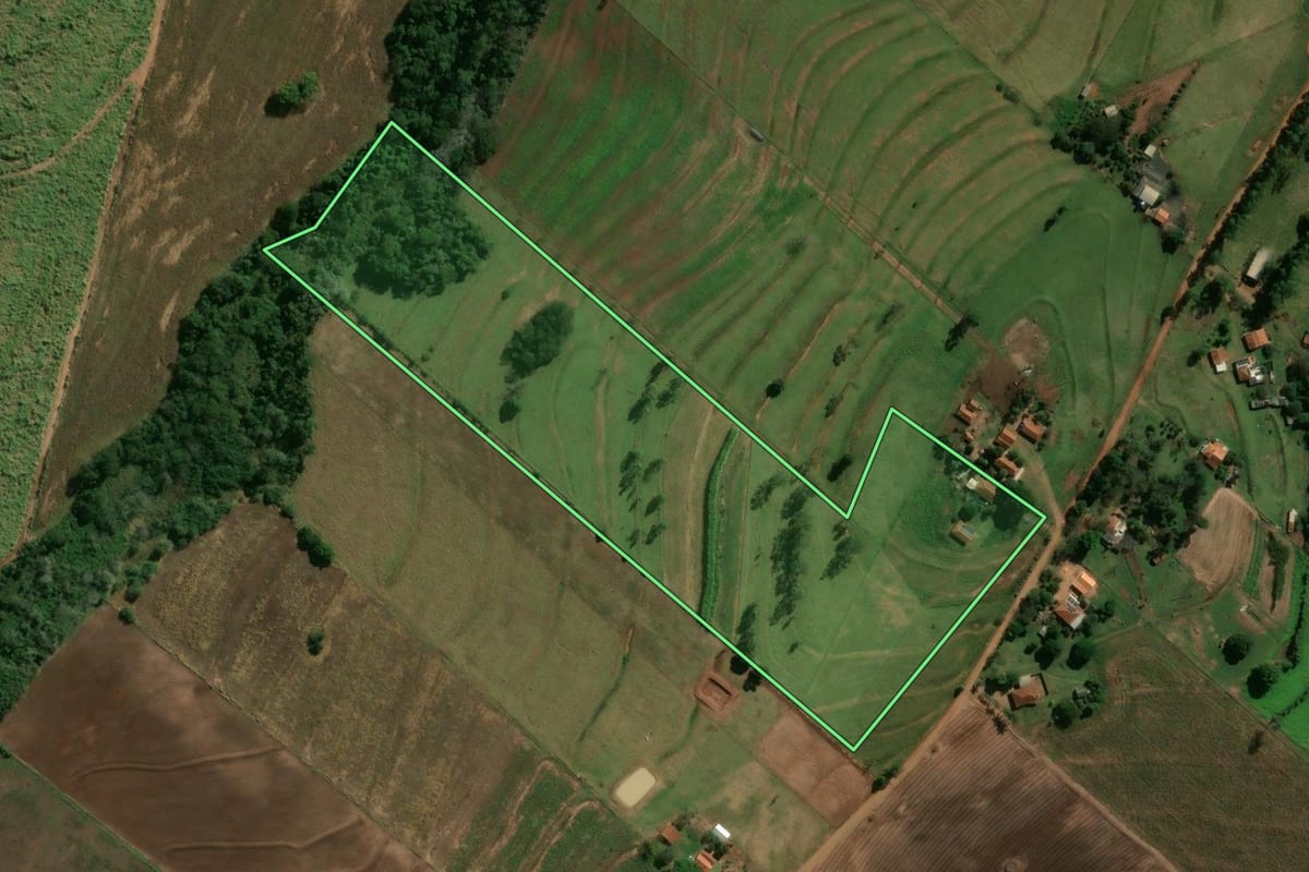 Imagem de satélite do imóvel rural em Paraíso do Norte (PR), com o contorno declarado no CAR desenhado por cima.