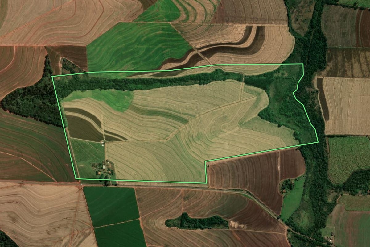 Imagem de satélite do imóvel rural em Paraíso do Norte (PR), com o contorno declarado no CAR desenhado por cima.
