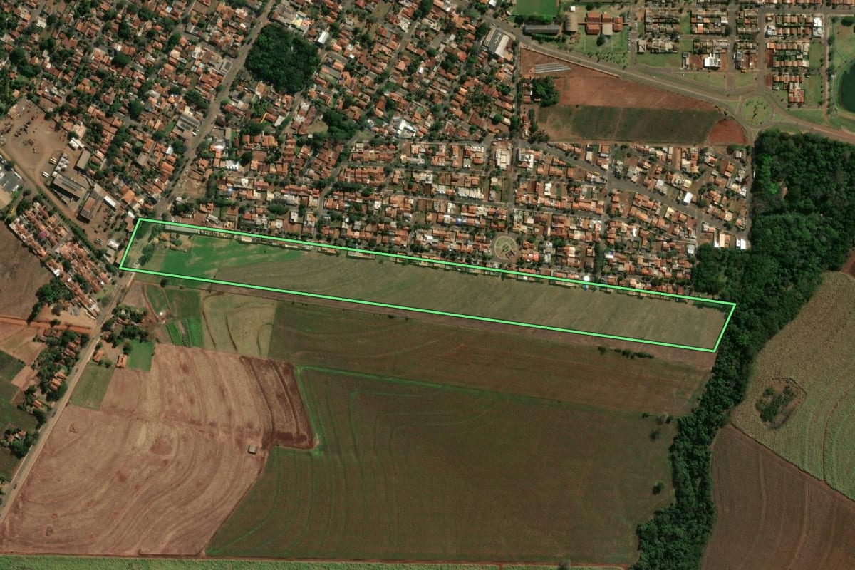 Imagem de satélite do imóvel rural em Paraíso do Norte (PR), com o contorno declarado no CAR desenhado por cima.