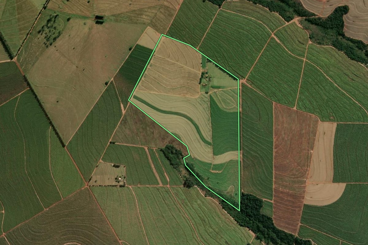 Imagem de satélite do imóvel rural em Paraíso do Norte (PR), com o contorno declarado no CAR desenhado por cima.