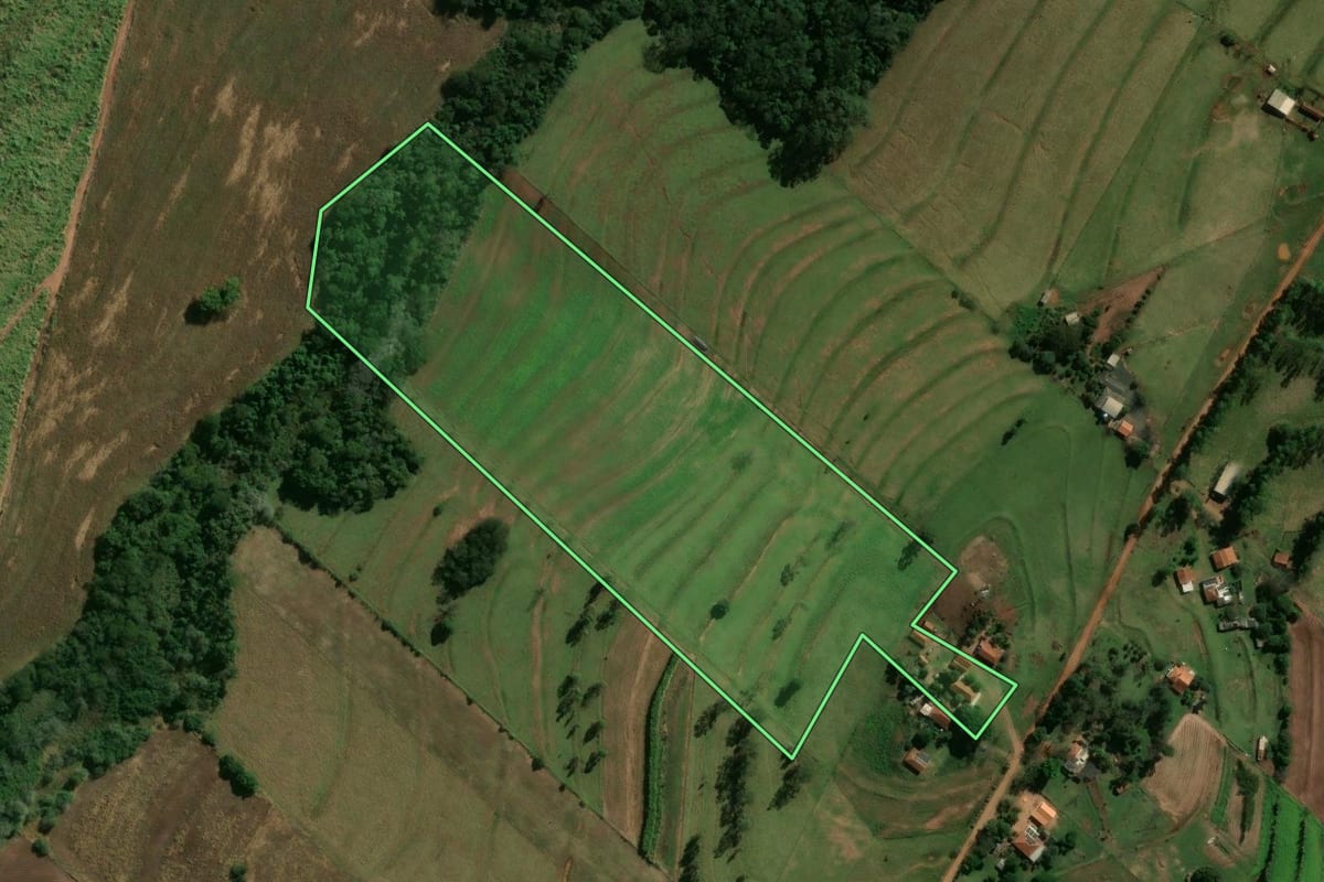 Imagem de satélite do imóvel rural em Paraíso do Norte (PR), com o contorno declarado no CAR desenhado por cima.