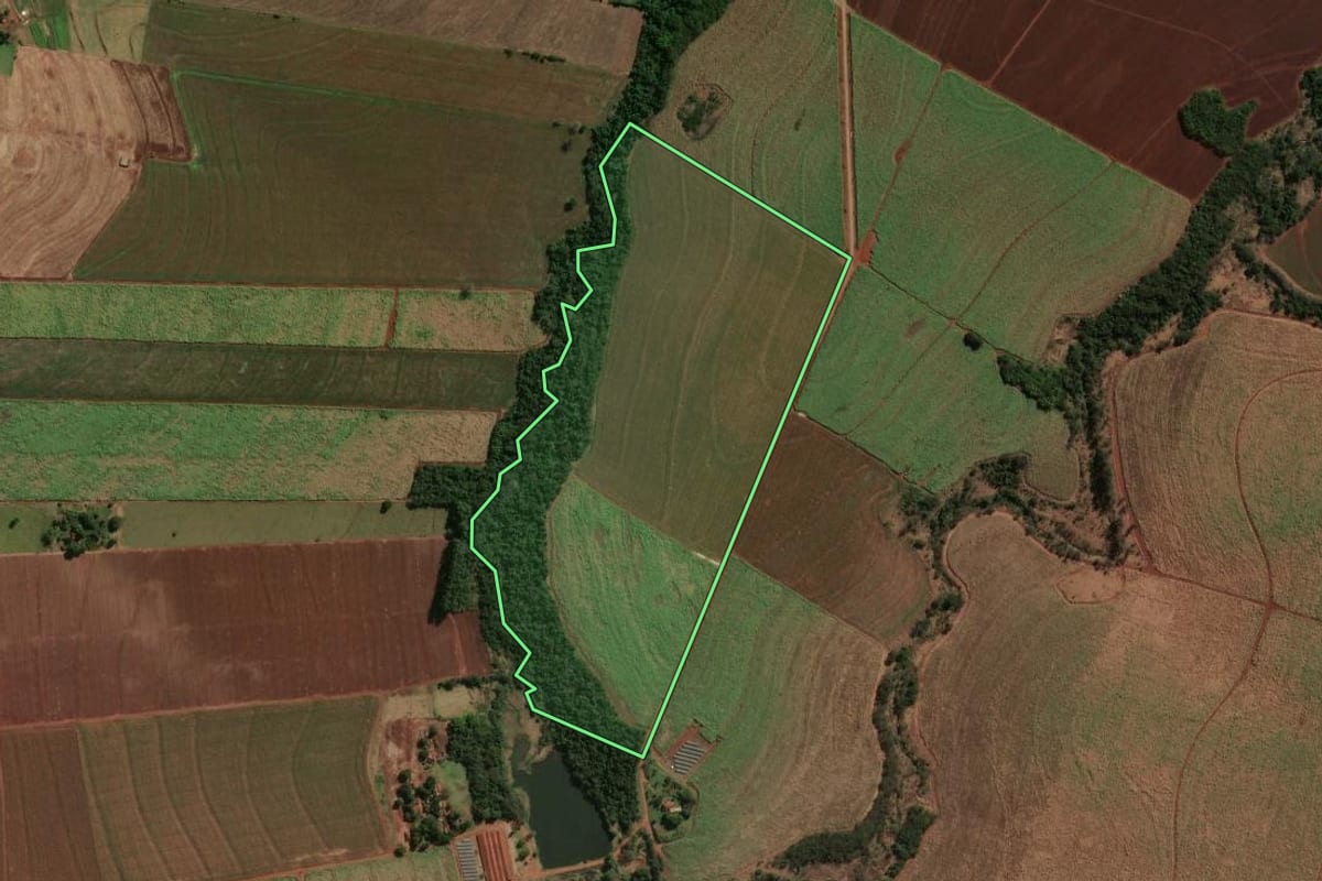 Imagem de satélite do imóvel rural em Paraíso do Norte (PR), com o contorno declarado no CAR desenhado por cima.