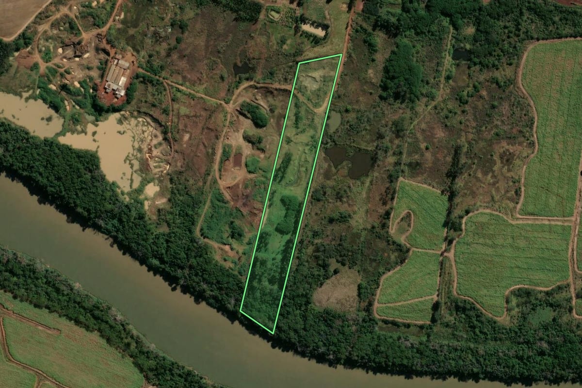 Imagem de satélite do imóvel rural em Paraíso do Norte (PR), com o contorno declarado no CAR desenhado por cima.