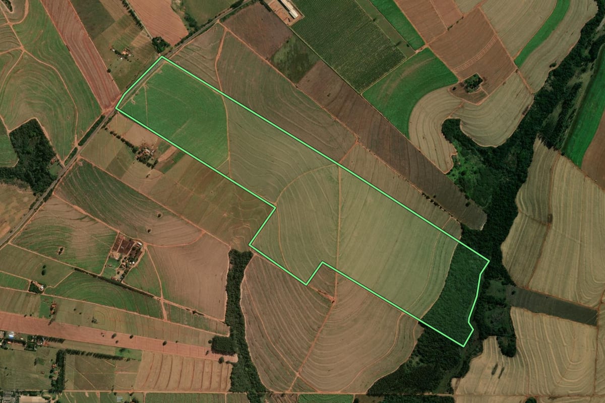 Imagem de satélite do imóvel rural em Paraíso do Norte (PR), com o contorno declarado no CAR desenhado por cima.