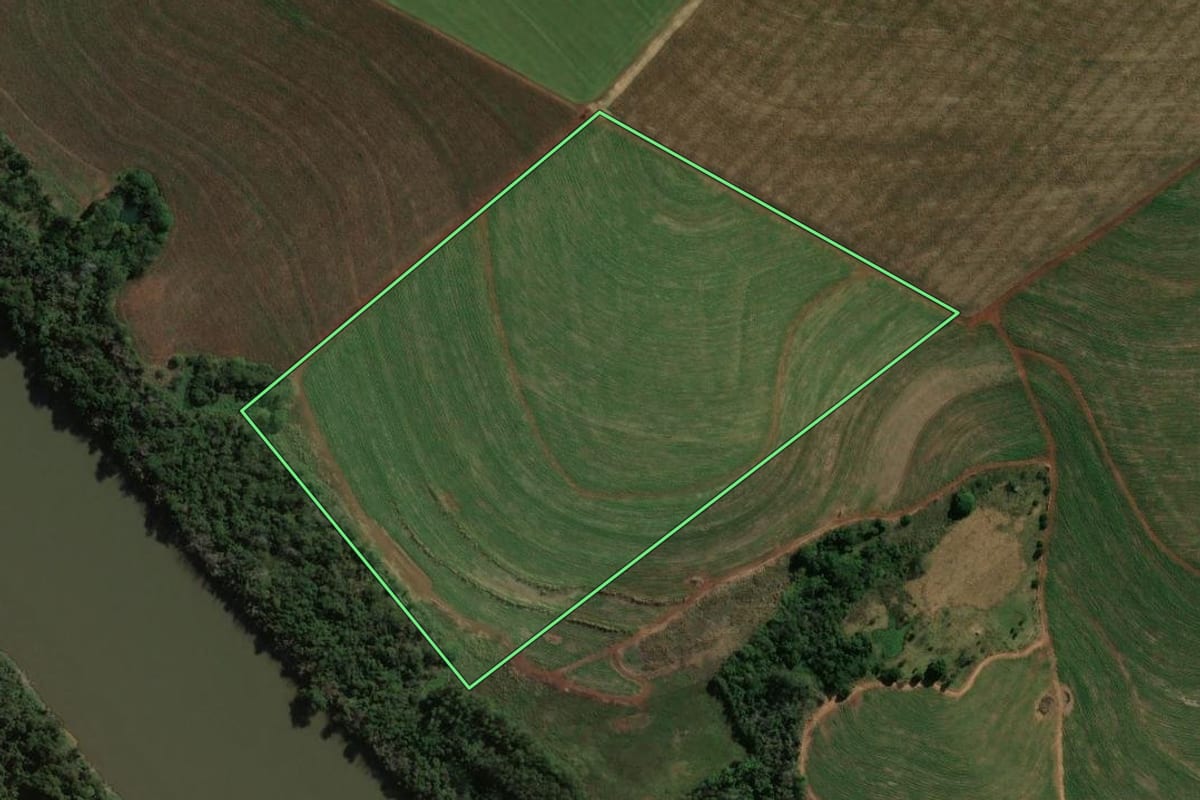 Imagem de satélite do imóvel rural em Paraíso do Norte (PR), com o contorno declarado no CAR desenhado por cima.