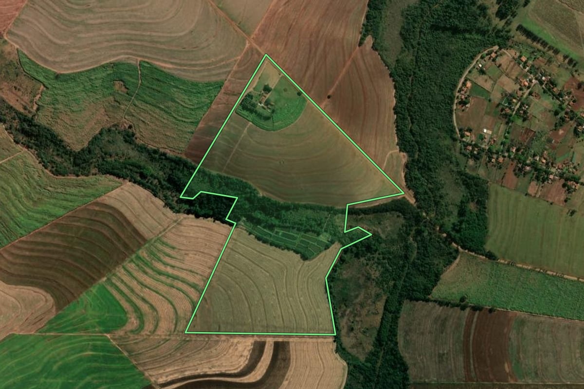 Imagem de satélite do imóvel rural em Paraíso do Norte (PR), com o contorno declarado no CAR desenhado por cima.