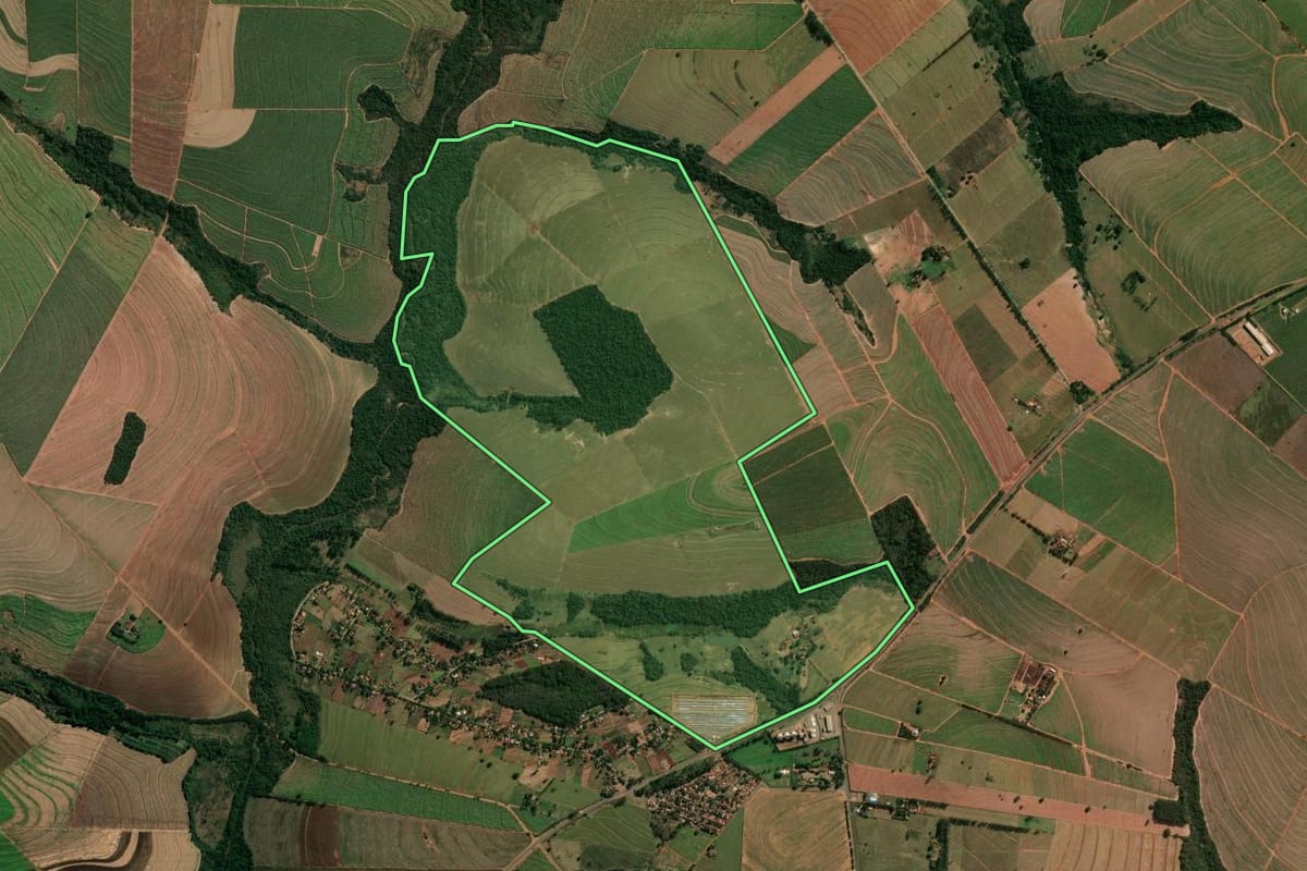 Imagem de satélite do imóvel rural em Paraíso do Norte (PR), com o contorno declarado no CAR desenhado por cima.