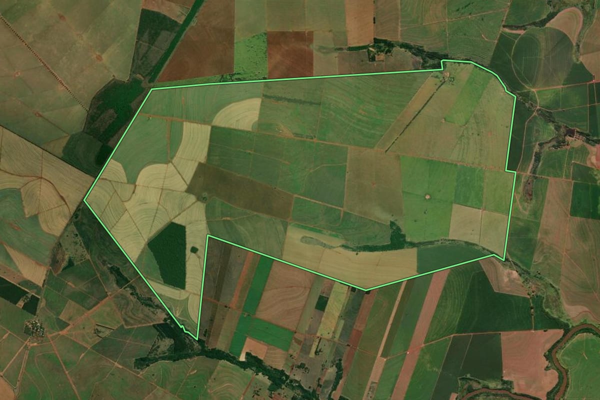 Imagem de satélite do imóvel rural em Paranacity (PR), com o contorno declarado no CAR desenhado por cima.