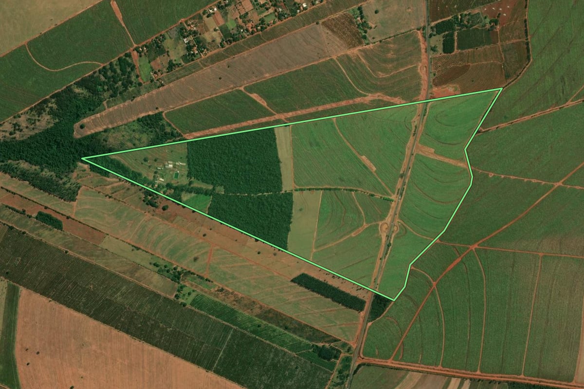 Imagem de satélite do imóvel rural em Paranacity (PR), com o contorno declarado no CAR desenhado por cima.