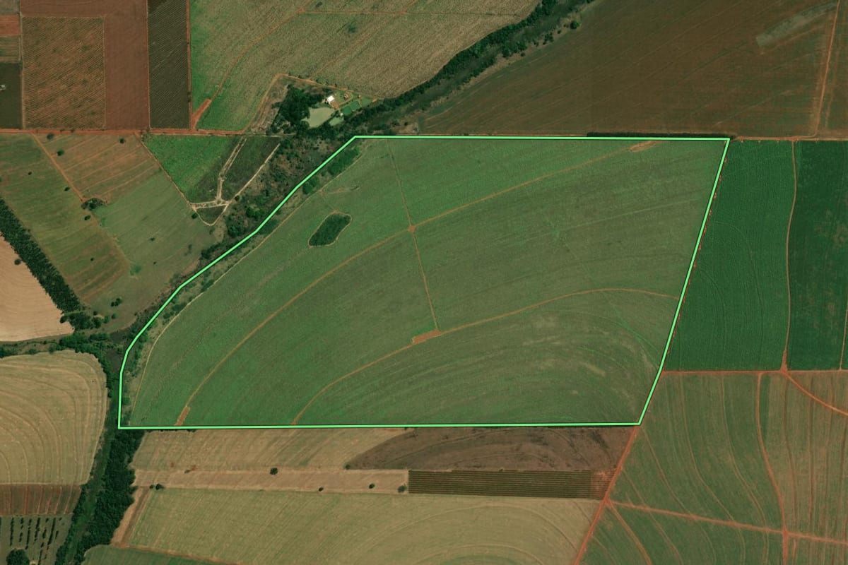 Imagem de satélite do imóvel rural em Paranacity (PR), com o contorno declarado no CAR desenhado por cima.