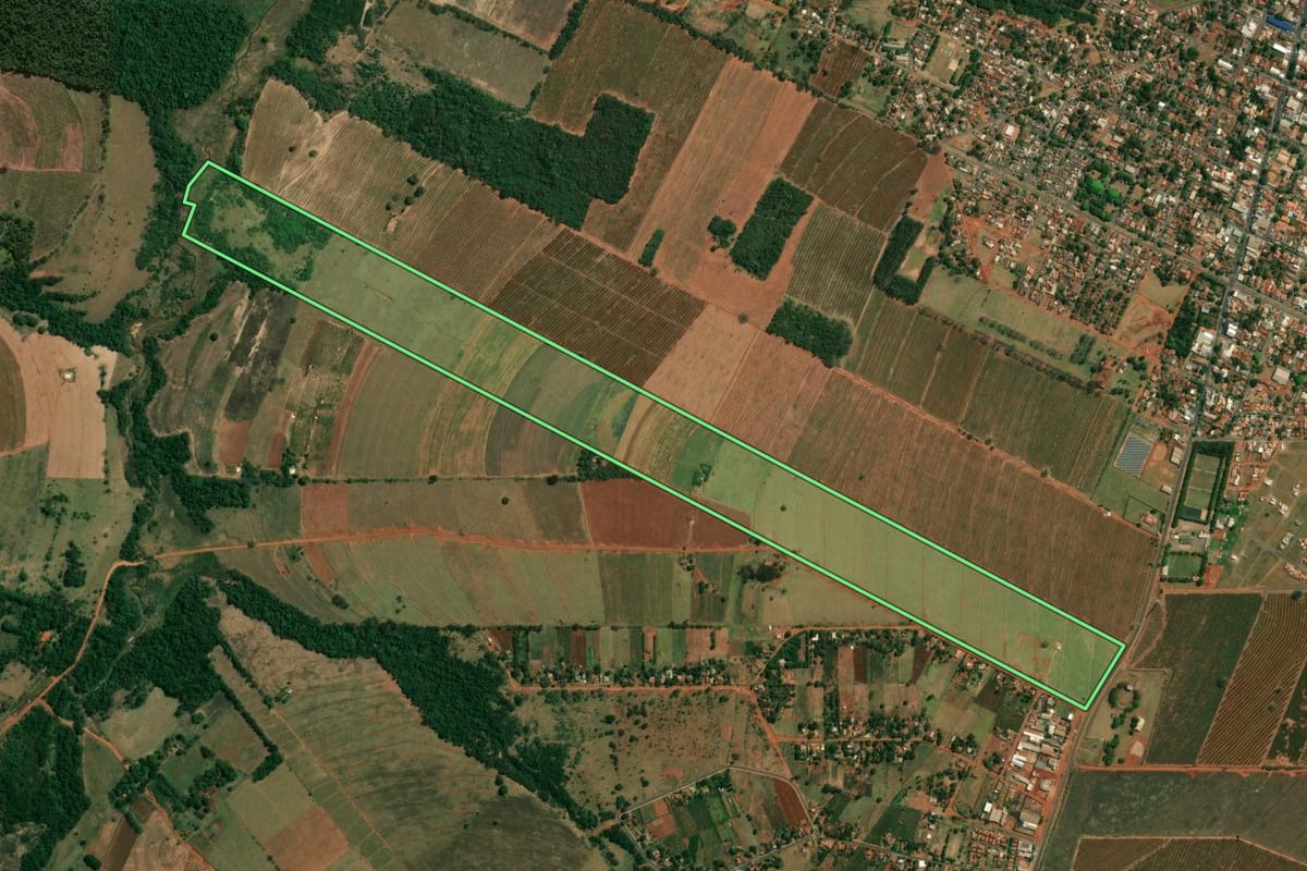 Imagem de satélite do imóvel rural em Paranacity (PR), com o contorno declarado no CAR desenhado por cima.