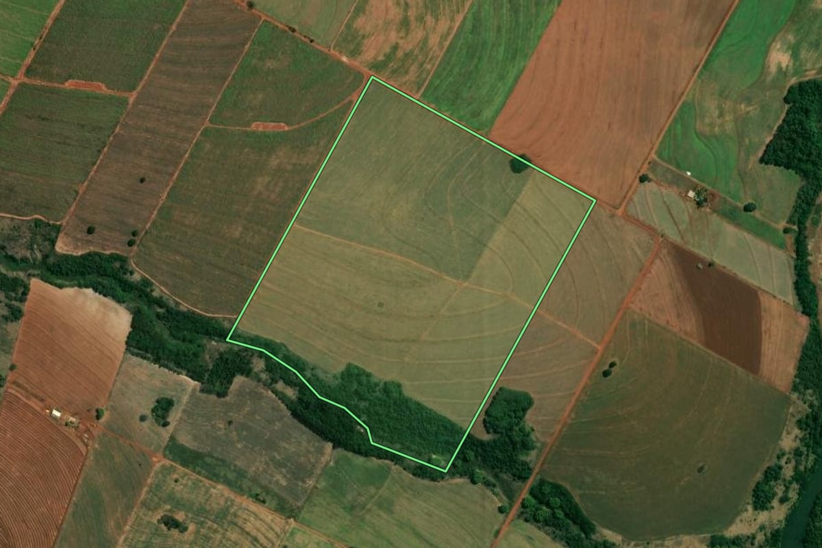 Imagem de satélite do imóvel rural em Paranacity (PR), com o contorno declarado no CAR desenhado por cima.