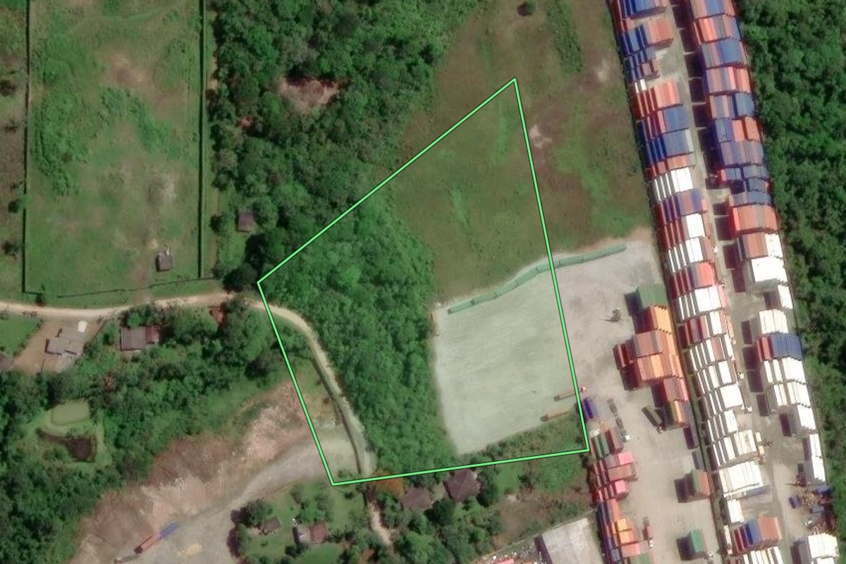 Imagem de satélite do imóvel rural em Paranaguá (PR), com o contorno declarado no CAR desenhado por cima.