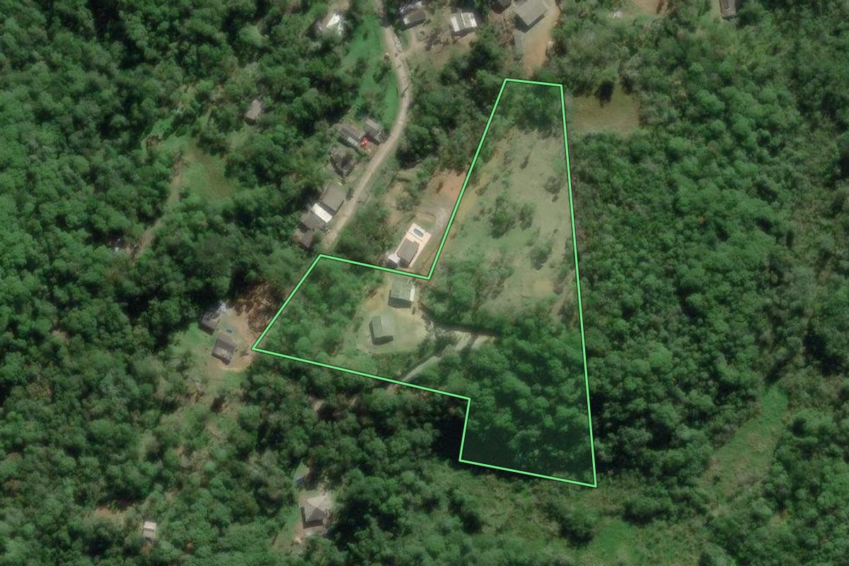 Imagem de satélite do imóvel rural em Paranaguá (PR), com o contorno declarado no CAR desenhado por cima.
