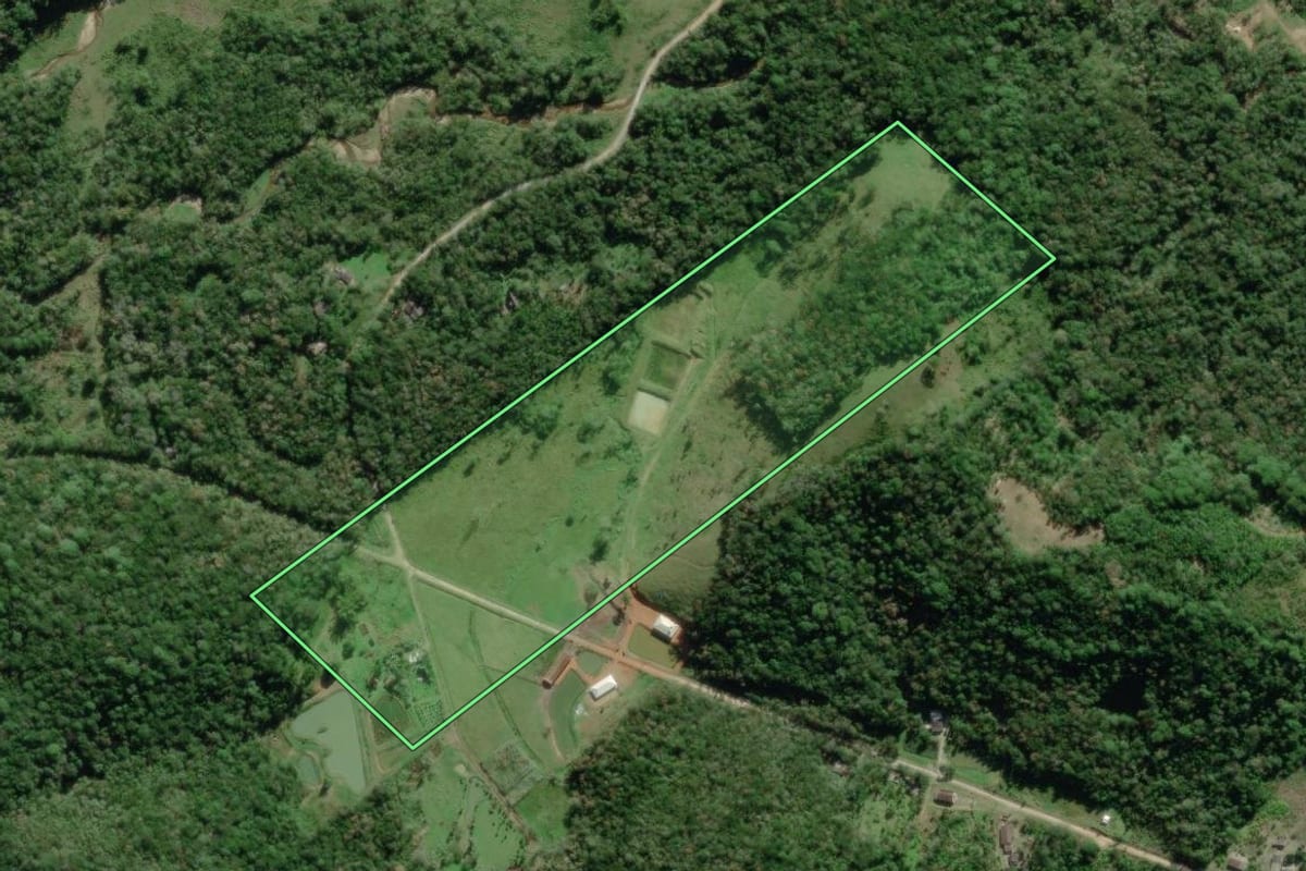 Imagem de satélite do imóvel rural em Paranaguá (PR), com o contorno declarado no CAR desenhado por cima.