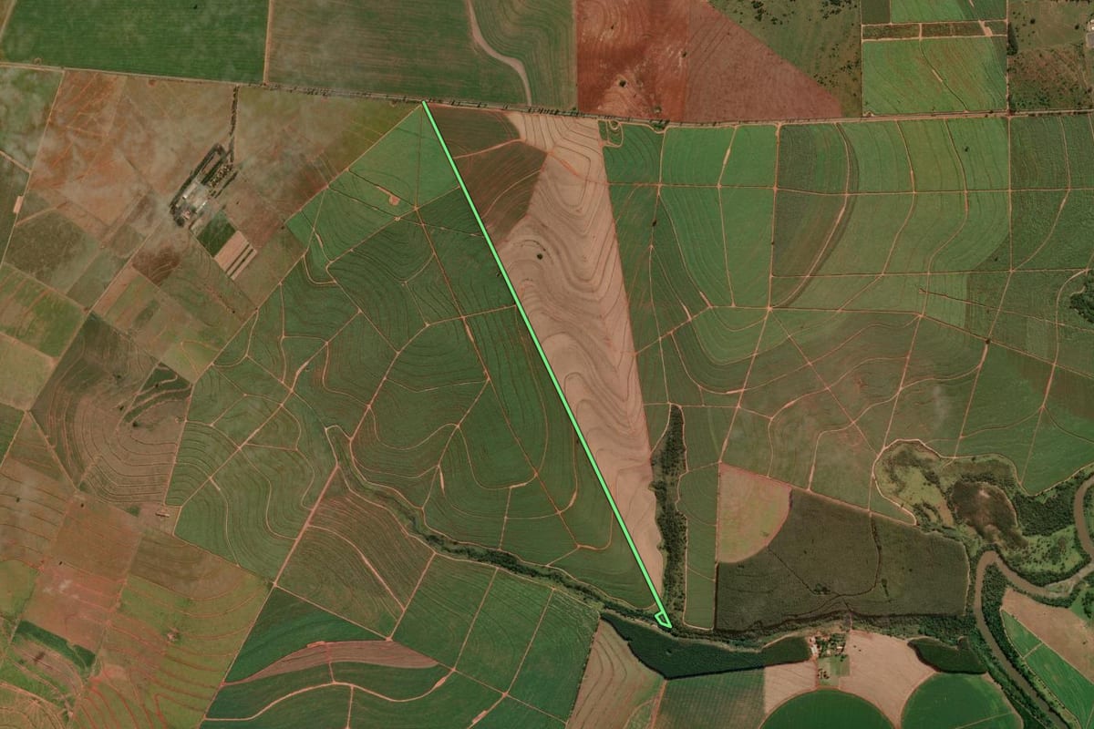Imagem de satélite do imóvel rural em Paranapoema (PR), com o contorno declarado no CAR desenhado por cima.