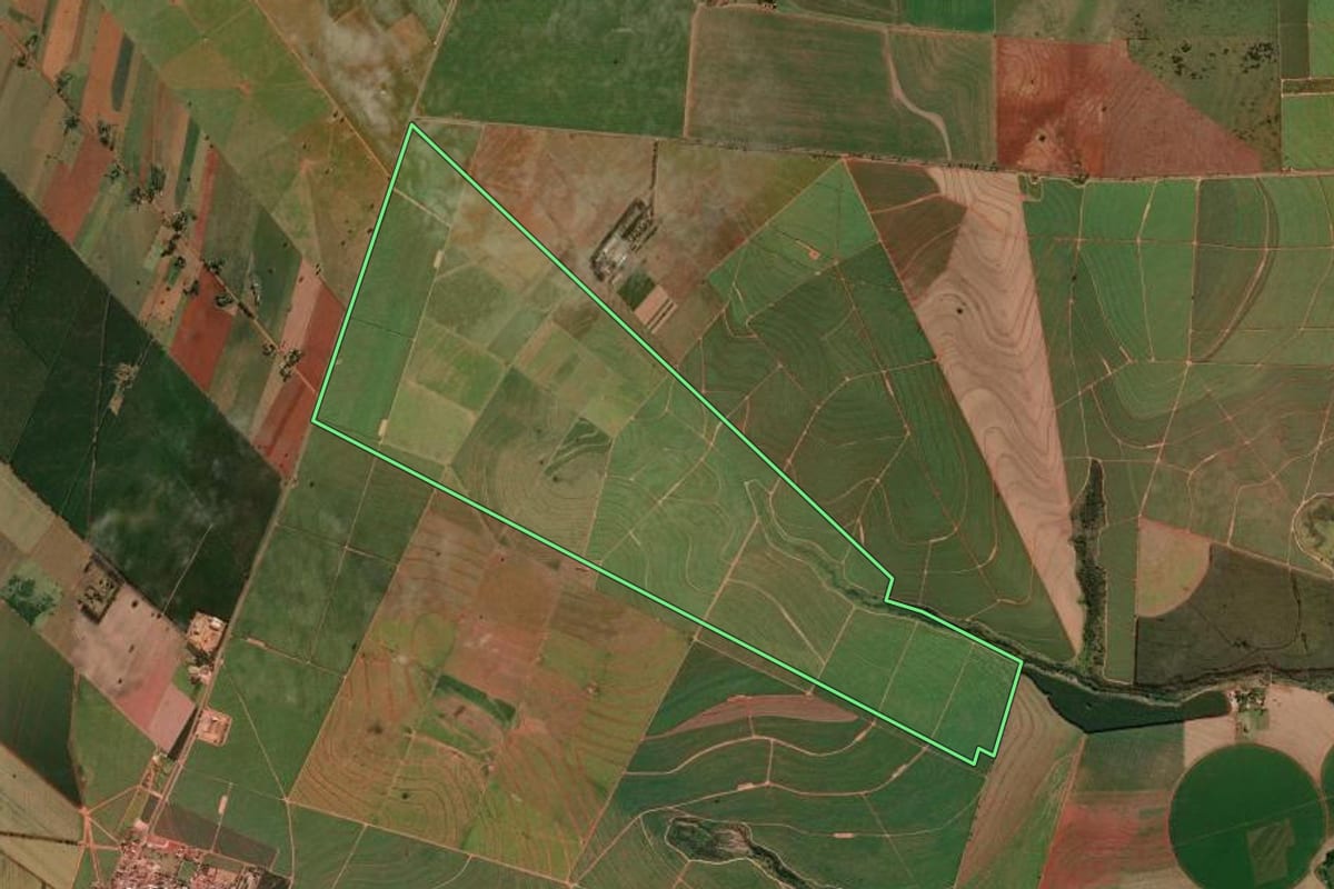 Imagem de satélite do imóvel rural em Paranapoema (PR), com o contorno declarado no CAR desenhado por cima.