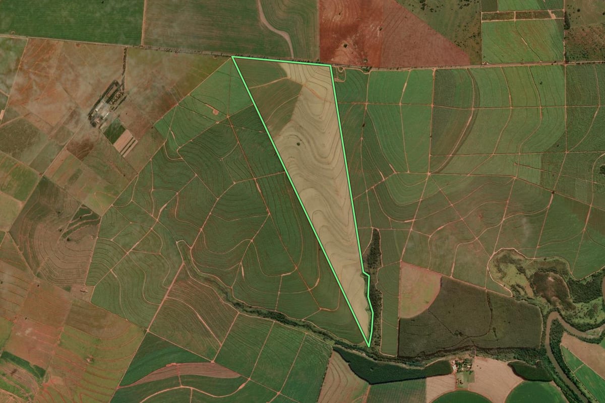 Imagem de satélite do imóvel rural em Paranapoema (PR), com o contorno declarado no CAR desenhado por cima.