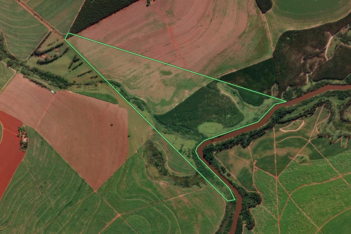 Imagem de satélite do imóvel rural em Paranapoema (PR), com o contorno declarado no CAR desenhado por cima.