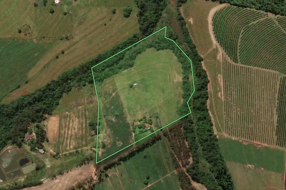 Imagem de satélite do imóvel rural em Paranavaí (PR), com o contorno declarado no CAR desenhado por cima.