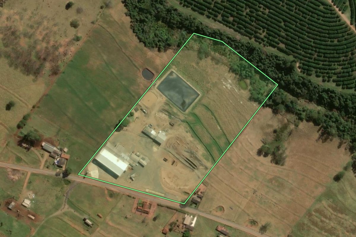 Imagem de satélite do imóvel rural em Paranavaí (PR), com o contorno declarado no CAR desenhado por cima.