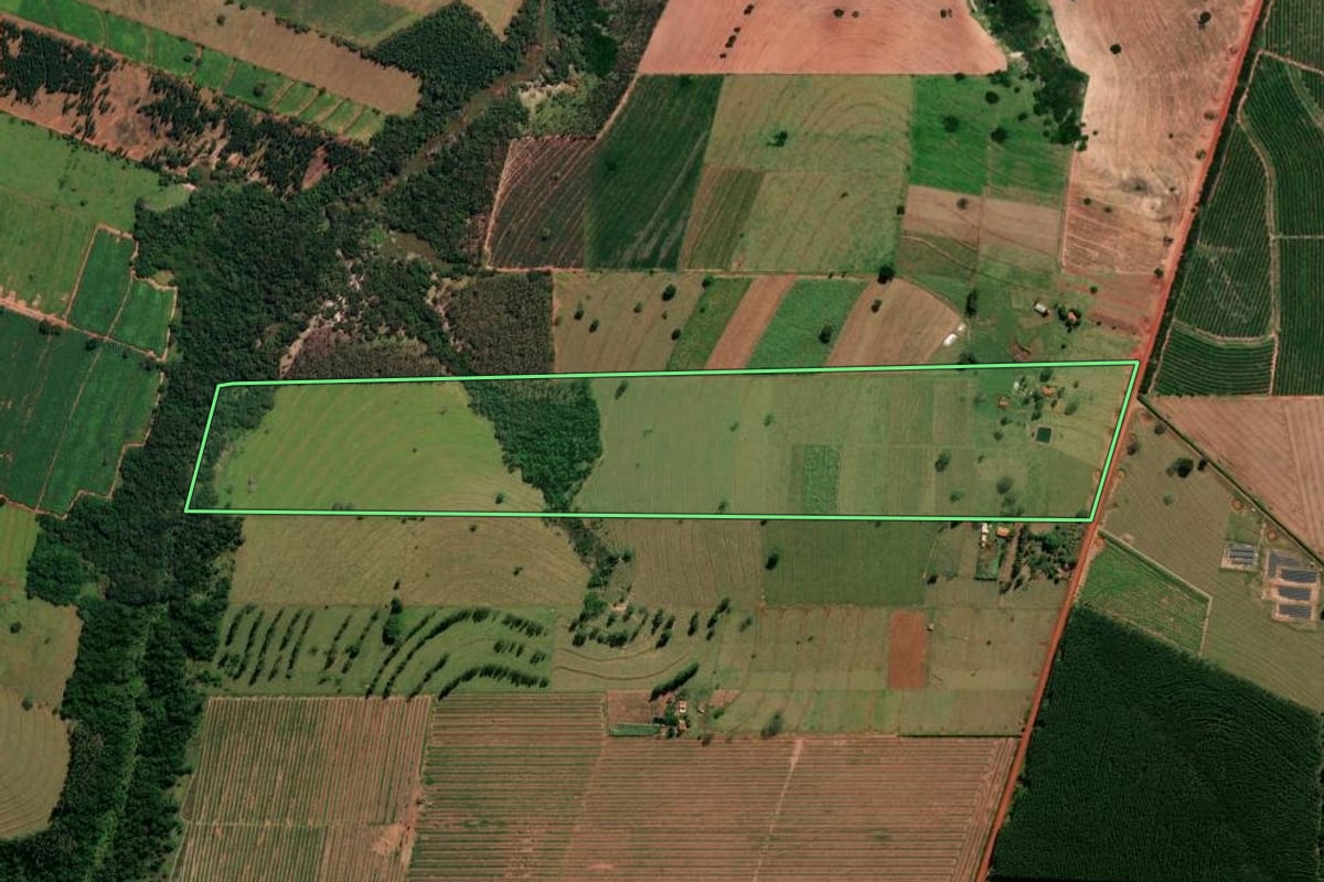 Imagem de satélite do imóvel rural em Paranavaí (PR), com o contorno declarado no CAR desenhado por cima.
