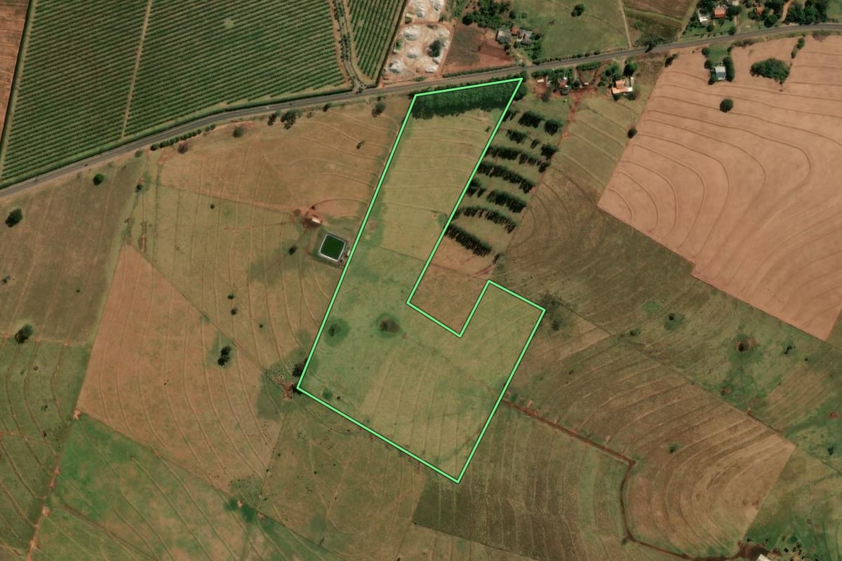 Imagem de satélite do imóvel rural em Paranavaí (PR), com o contorno declarado no CAR desenhado por cima.