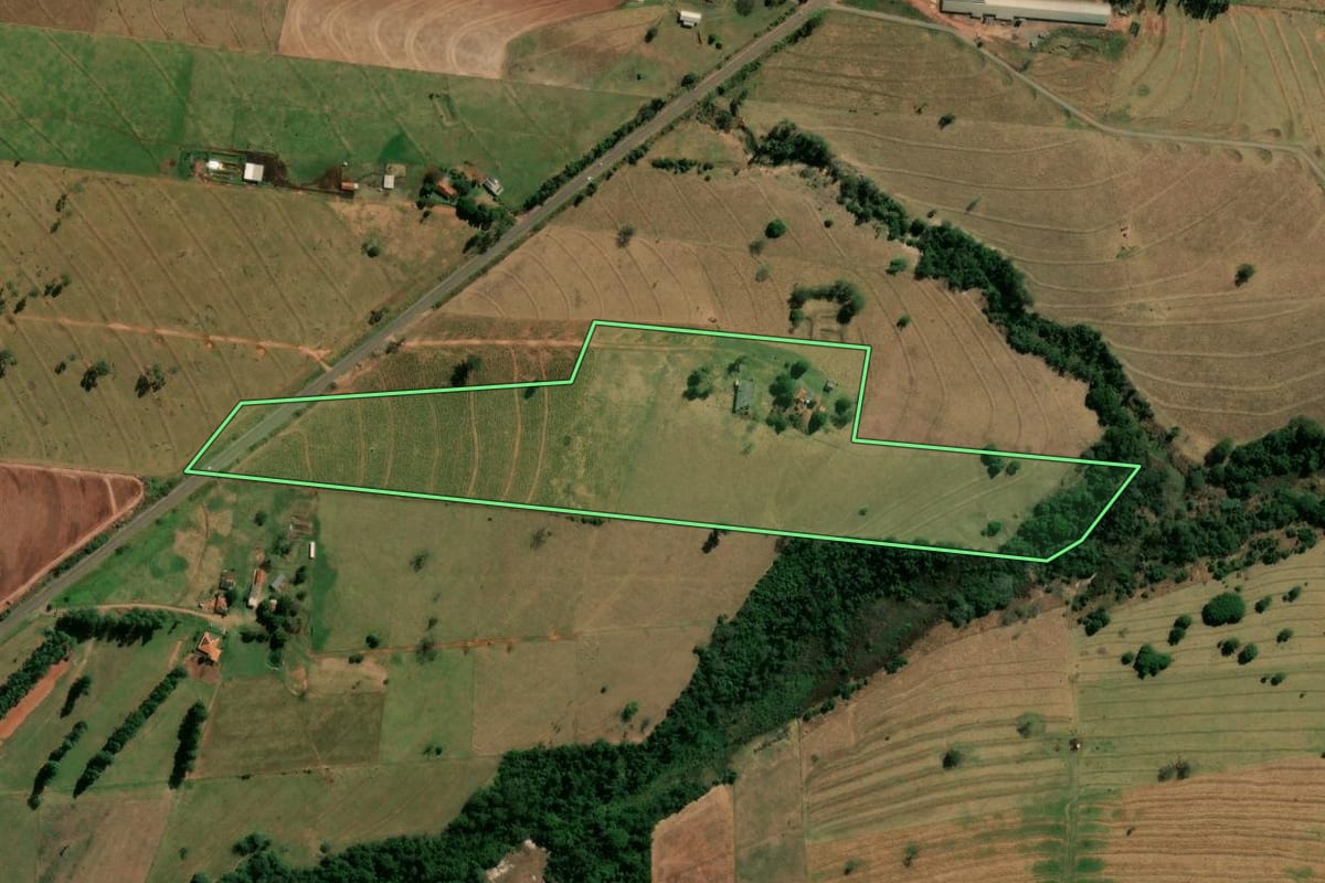 Imagem de satélite do imóvel rural em Paranavaí (PR), com o contorno declarado no CAR desenhado por cima.