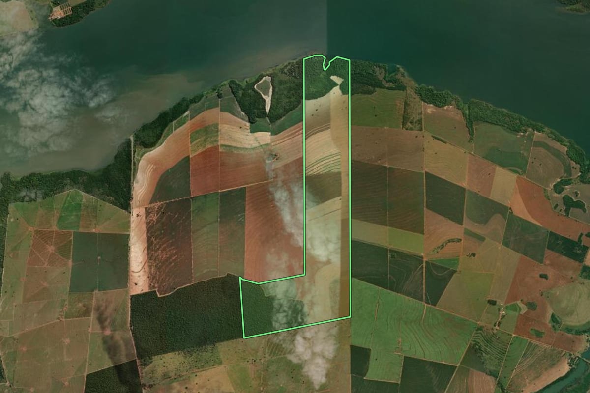 Imagem de satélite do imóvel rural em Paranavaí (PR), com o contorno declarado no CAR desenhado por cima.