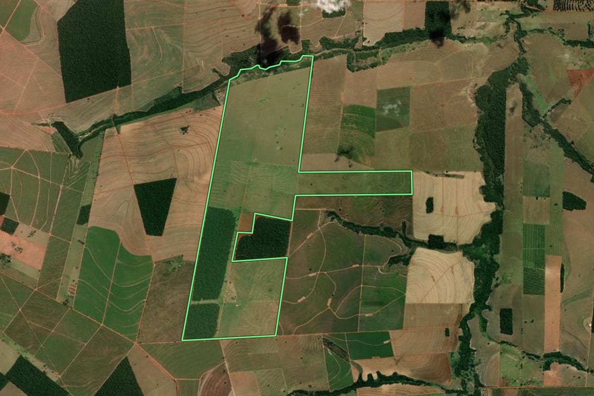 Imagem de satélite do imóvel rural em Paranavaí (PR), com o contorno declarado no CAR desenhado por cima.