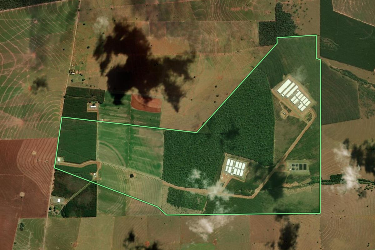 Imagem de satélite do imóvel rural em Paranavaí (PR), com o contorno declarado no CAR desenhado por cima.