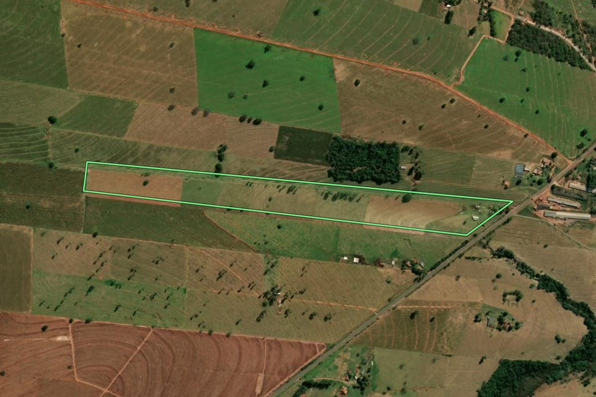 Imagem de satélite do imóvel rural em Paranavaí (PR), com o contorno declarado no CAR desenhado por cima.