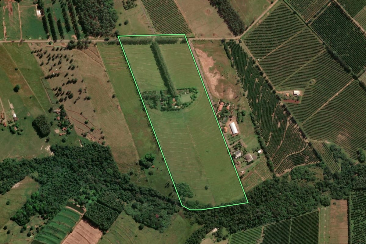 Imagem de satélite do imóvel rural em Paranavaí (PR), com o contorno declarado no CAR desenhado por cima.