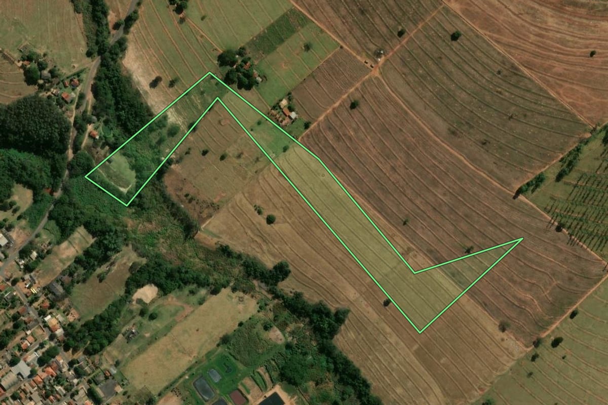 Imagem de satélite do imóvel rural em Paranavaí (PR), com o contorno declarado no CAR desenhado por cima.