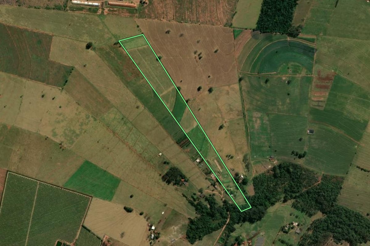 Imagem de satélite do imóvel rural em Paranavaí (PR), com o contorno declarado no CAR desenhado por cima.